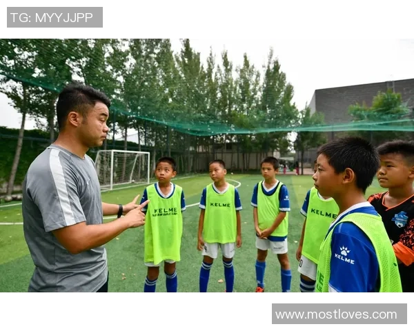 足球小教练带你走进青少年足球的世界培养未来的球场明星