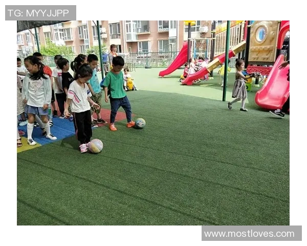 阳光下的奔跑与汗水体育课踢足球的快乐时光日记